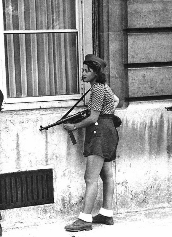 3 Симона Сегуэн – 18-летняя участница французского сопротивления во время освобождения Парижа. (19 августа 1944). Источник: reddit.com