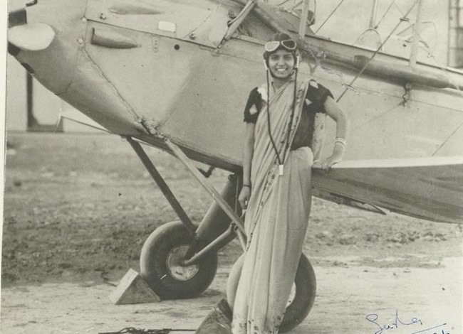 4 Sarla Thakral, 21 год, первая индийская женщина, получившая лицензию пилота (1936). Источник: reddit.com