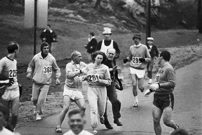 5 Катрин Свитцер – первая женщина, пробежавшая Бостонский марафон, несмотря на то, что организаторы забега пытались её остановить (1967). Источник: reddit.com