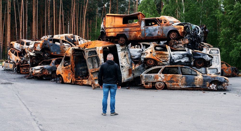 18. м. Ірпінь і гори знищених російськими окупантами автомобілів місцевих мешканців.