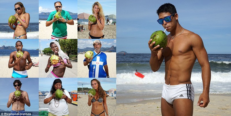 11 Употребление свежего кокосового сока на пляже.