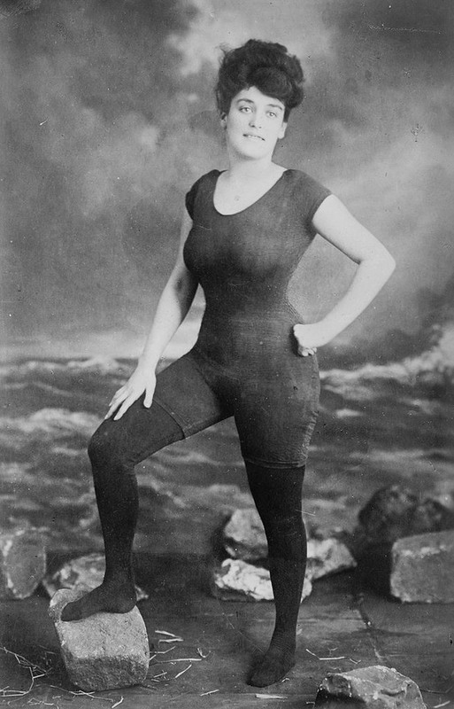 6 Аннет Келлерман отстаивает право женщин носить приталенный цельный купальник, после чего её арестовали за непристойное поведение (1907). Источник: reddit.com