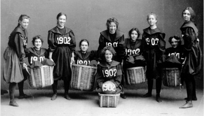 7 Первая женская баскетбольная команда из колледжа Смита (1902). Источник: en.wikipedia.org