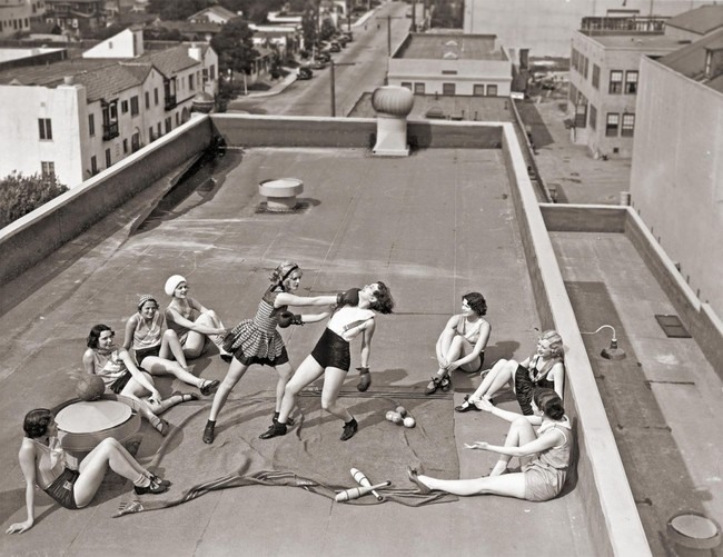8 Женщины боксируют на крыше дома в Лос-Анджелесе (1933).Источник: reddit.com