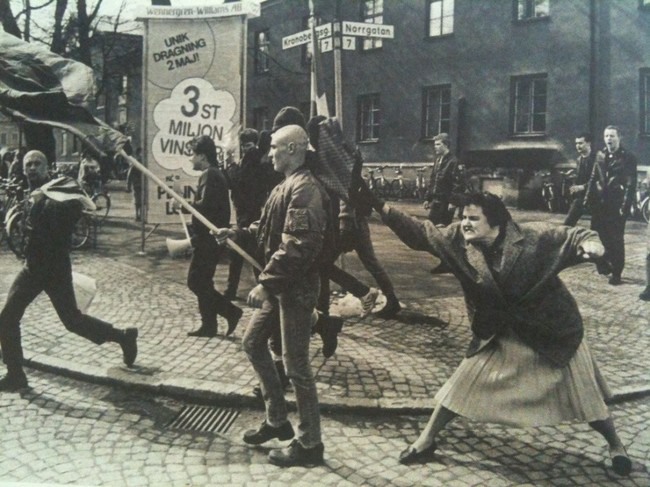 9 Шведка ударила сумкой протестующего неонациста. Эта женщина выжила после заключения в концлагере (1985).Источник: reddit.com