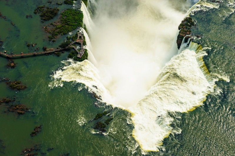 11 Водопад Игуасу — вид сверху. Источник: Chris Schmid