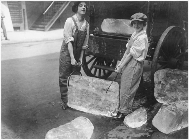 13 Девушки поставляют тяжёлые блоки льда, так как работников-мужчин призвали в армию (1918). Источник: reddit.com