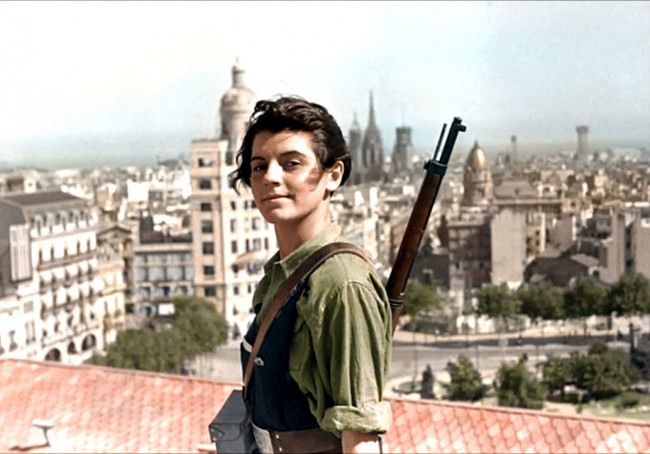 15 17-летняя коммунистка Марина Гинеста с винтовкой на фоне Барселоны во время гражданской войны в Испании (1936). Источник: reddit.com