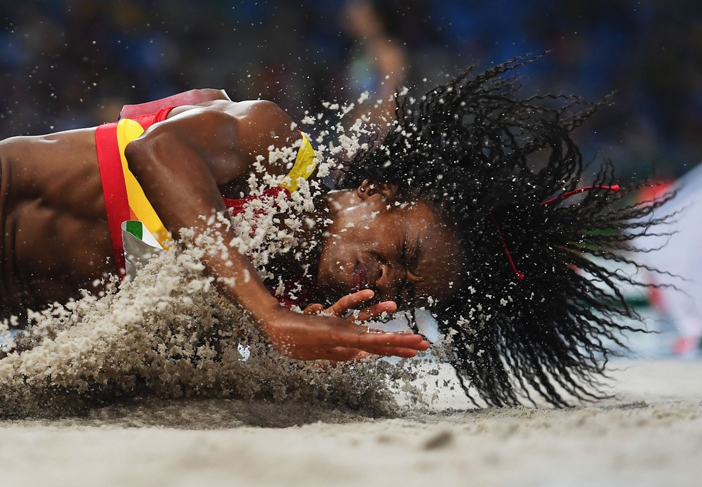 2 16 августа, Рио-де-Жанейро, Бразилия. Испанка Жульет Итойя только что выполнила свою попытку на олимпийском турнире по прыжкам в длину. Автор: Shaun Botterill / Getty Images.