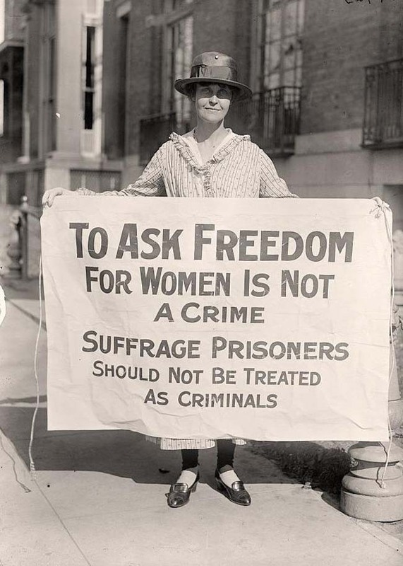 17 Активистка, борющаяся за права женщин, протестует после «Ночи ужаса», когда 33 активисток арестовали, а затем жестоко избили тюремные охранники (1917). Источник: reddit.com