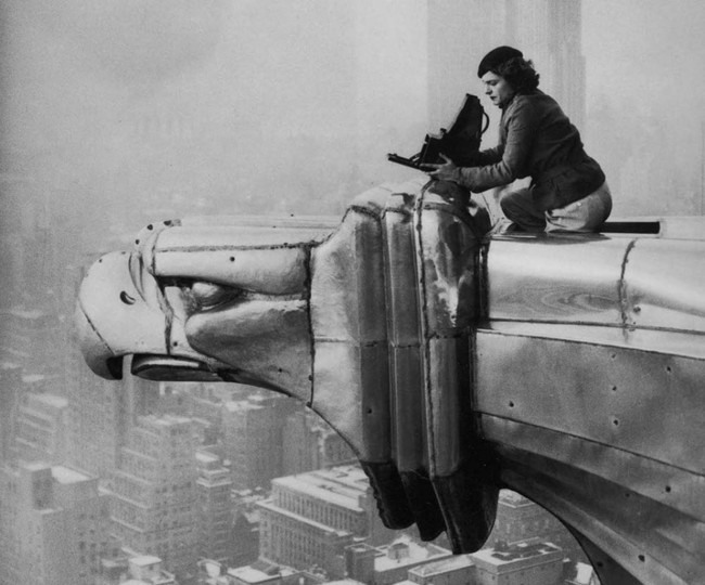 18 Фотограф Маргарет Бурк-Уайт поднялась на небоскрёб Крайслер-билдинг (1934). Источник: reddit.com