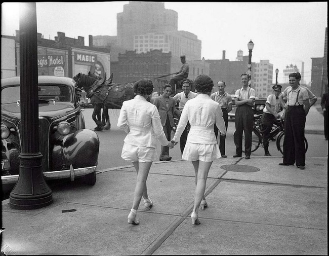 20 Две женщины с непокрытыми ногами впервые на публике в Торонто (1937).