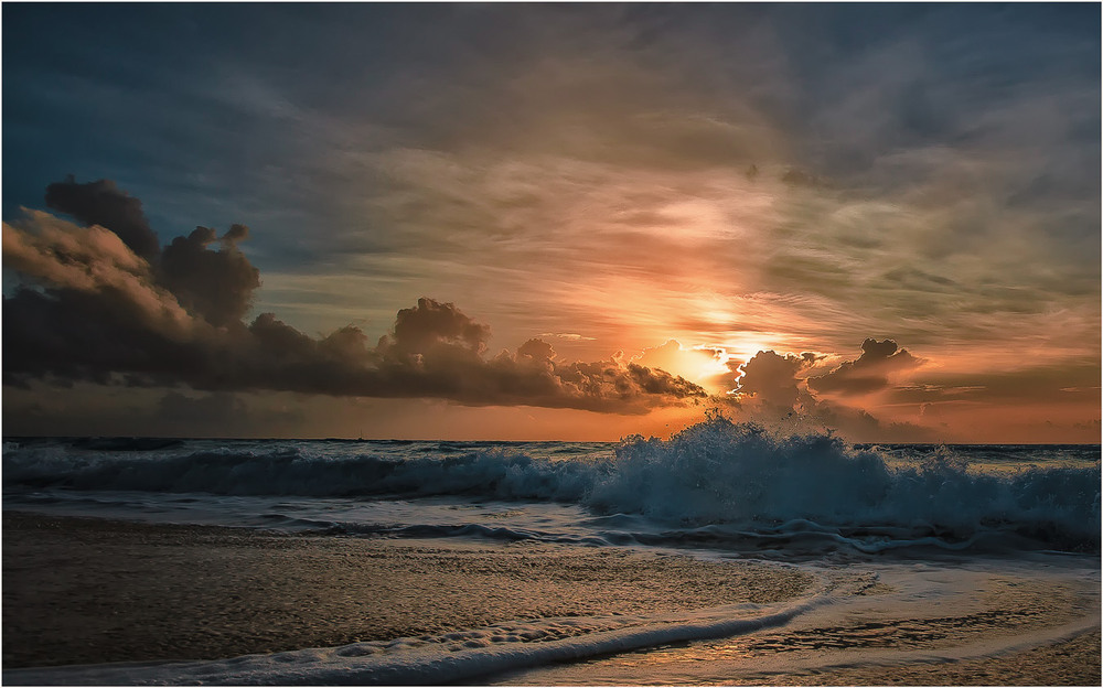 В &quot;огне&quot; стихий... побережье Мексики. Автор: Александр Вивчарик