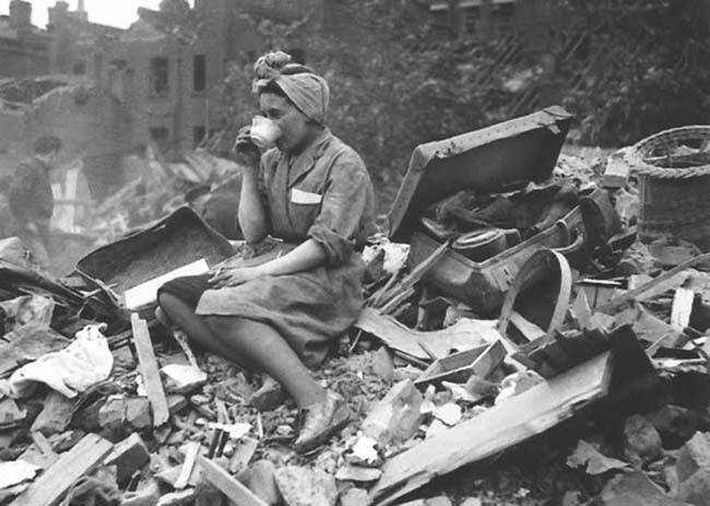 21 Женщина пьёт чай после немецкой бомбежки во время «Лондонского Блица» (1940). Источник: reddit.com