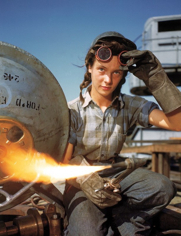 22 Винни-сварщица – одна из 2000 женщин, работавших на верфях США во время Второй мировой войны (1943). Источник: reddit.com