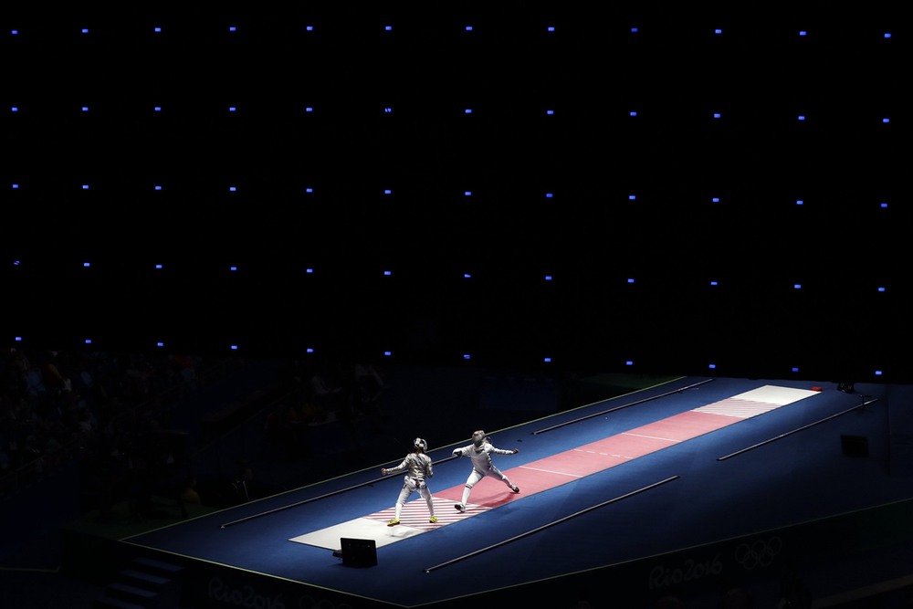 9 8 августа, Рио-де-Жанейро, Бразилия. Венгерка Анна Мартон (справа) и француженка Манон Брюне фехтуют на саблях. Фото: Gregory Bull / AP.
