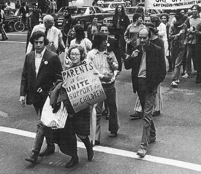 23 Жанна Мэнфорд марширует на гей-параде с сыном-геем (1972). Источник: en.wikipedia.org