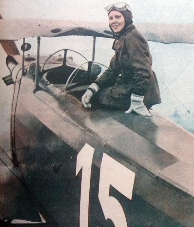 24 Сабиха Гёкчен из Турции позирует в 1937 году. Она первая женщина лётчик-истребитель.