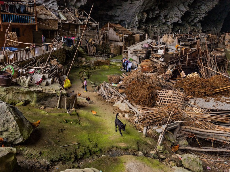 26 Подземная деревня, которая находится неподалеку от пещеры Мяо, под сводами подземного грота. Здесь проживает 21 семья народности мяо. Китай. Автор - Карстен Питер.