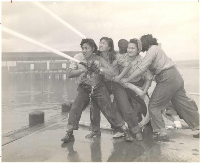 25 Добровольцы узнают, как бороться с огнём в Перл-Харбор (ок. 1941-1945). Источник: Hawaii War Records Depository