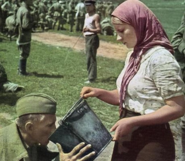 26 Украинка даёт воду захваченному в плен советскому солдату (1941). Источник: reddit.com