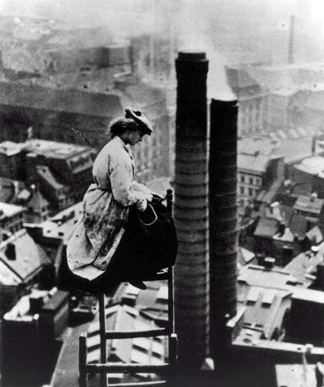 27 Каменщица высоко над Берлином (1900). Источник: reddit.com