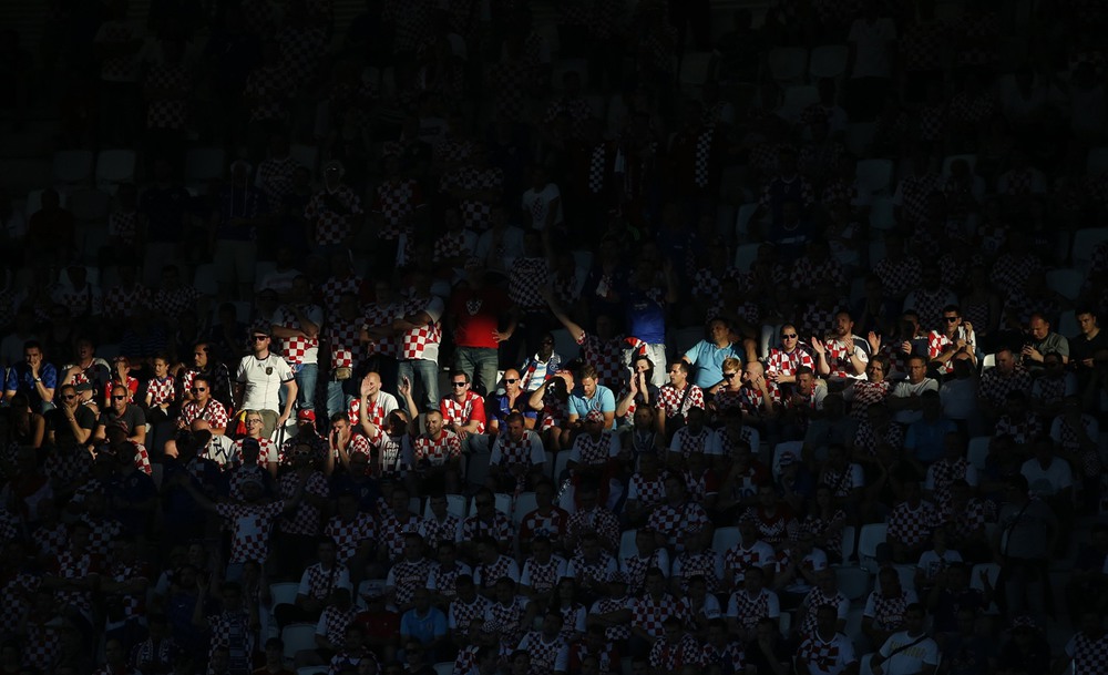 14 21 июля, Бордо, Франция. Хорватские болельщики ждут начала матча против Испании на чемпионате Европы во Франции. Фото: Sergio Perez / Reuters.