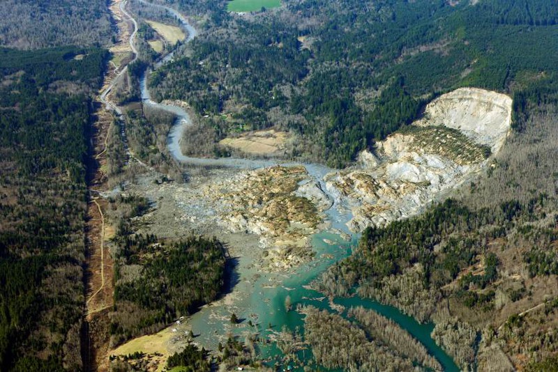 13  Автор - TED S. WARREN—AP. An aerial view of a mudslide that killed 43 people near Arlington, Wash. March 24, 2014.