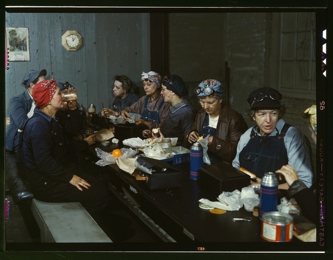 28 Железнодорожницы обедают. Многие из них жёны и матери мужчин, ушедших на войну (1943). Источник: reddit.com