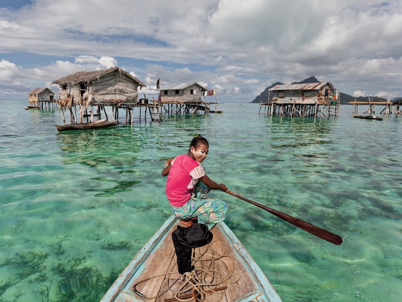 30 Деревня морских цыган - народу, котоый целый год живет в плавучих домах. Малайзия. Автор - Мэттью Пэйли.