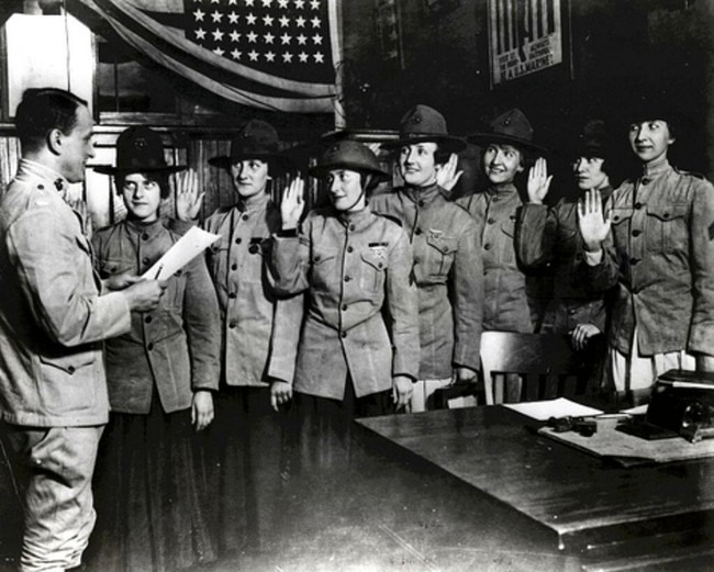 29 Первые женщины, вступившие в корпус морской пехоты США (август 1918).