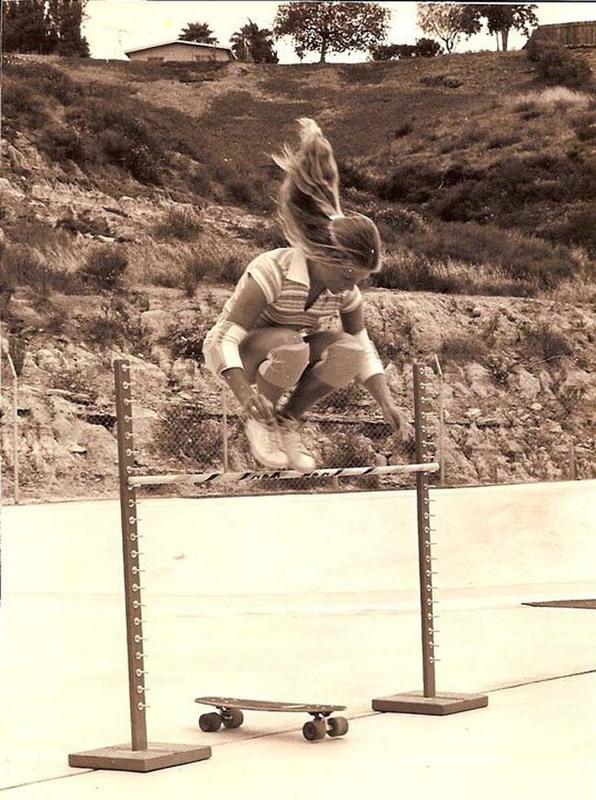30 Эллен О'Нил – одна из первых женщин профессиональных скейтеров (1976).