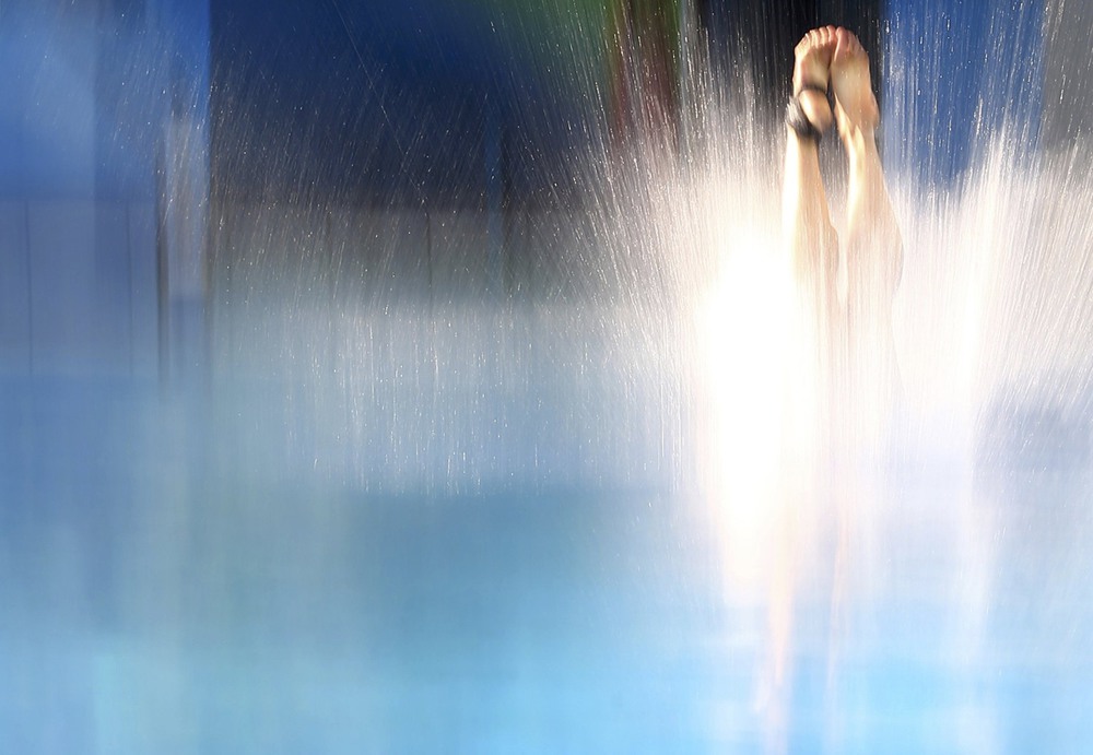 17 17 августа, Рио-де-Жанейро, Бразилия. Малайзийская спортсменка Панделела Ринонг входит в воду при выполнении прыжка с 10-метровой вышки. Фото: Michael Dalder / Reuters.