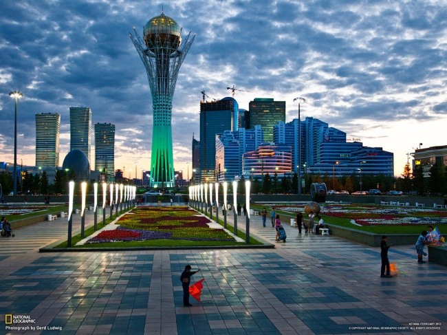 7 Монумент Байтерек, Астана, Казахстан. Главный монумент Астаны выстой 105 метров; диаметр шара — 22 метра.