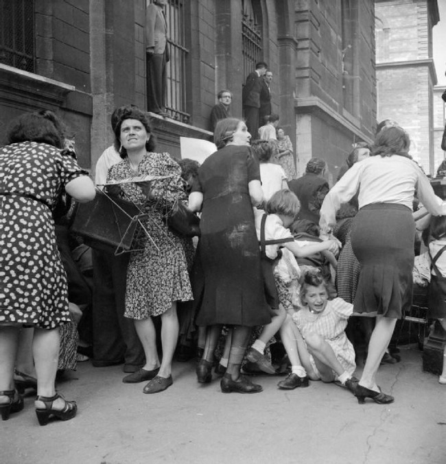31 Парижанки укрывают своих детей от немецкого снайперского огня (1944). Источник: reddit.com
