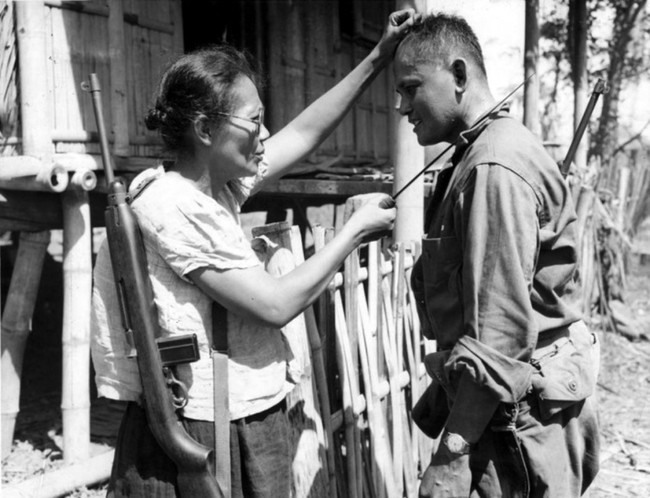 32 Филиппинская партизанка капитан Ньевес Фернандес показывает американскому солдату, как она убивала японских оккупантов (1944). Источник: reddit.com