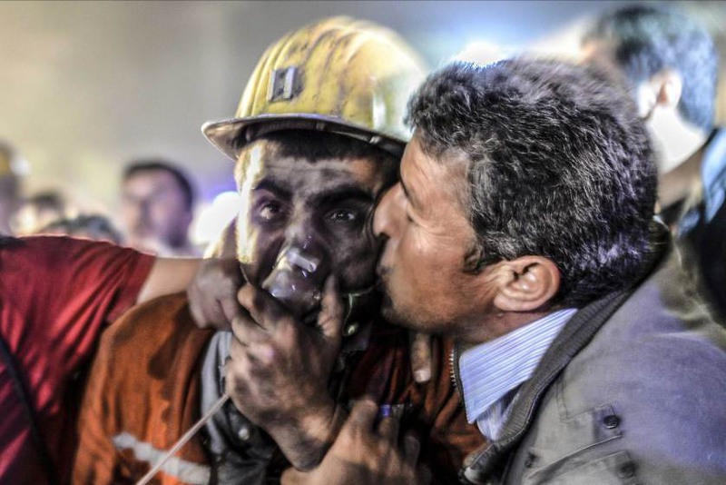 18  Автор - BULENT KILIC—AFP/ GETTY IMAGES. A man kisses his son, rescued from a mine in Manis, Turkey, May 13, 2014.