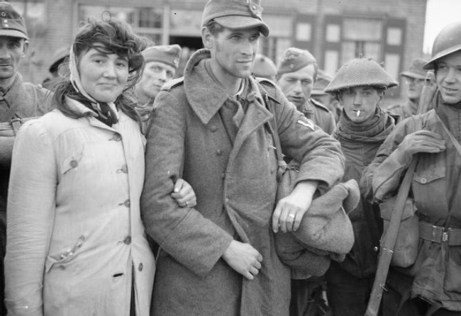 33 Голландка отказалась оставить мужа, немецкого солдата, после его захвата союзническими войсками. Она последовала за ним в плен (1944). Источник: reddit.com