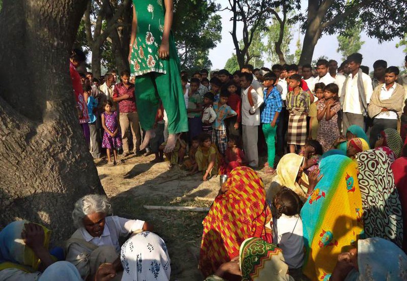 20  Автор - Nand Kishor Patak—AP. Indian villagers gather around the bodies of two teenage sisters hanging from a tree in Katra village in Uttar Pradesh state, India.The teenage sisters in rural India were raped and killed by attackers who hung their bodies from a mango tree, May 28, 2014.