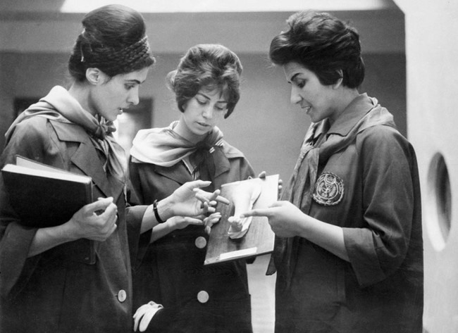 36 Афганские женщины изучают медицину (1962).