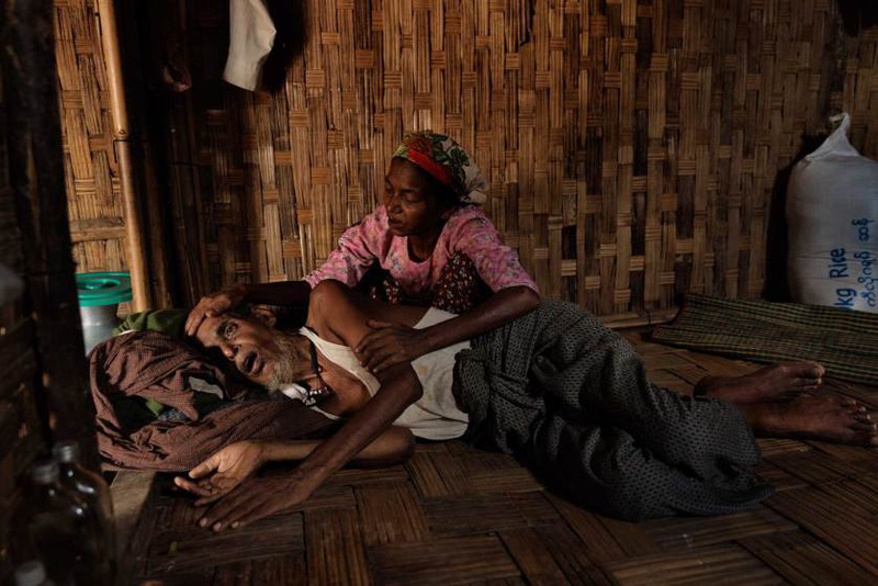 22  Автор - James Nachtwey for TIME. In Burma, more than 140,000 minority Rohingya Muslims have been forced to live in camps, where disease and despair have taken root. Here, Abdul Kadir, 65, who has a severe stomach ailment and malnutrition, is cared for by his wife in one of the camps, June 9, 2014.