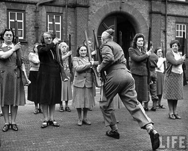 37 Британский сержант обучает состав «армии мам» во время битвы за Британию (1940). Источник: reddit.com