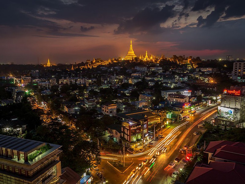 13 "Свет в темноте". Автор - Brett Rylance. Пагода Шведагон — 98-метровая позолоченная ступа в Янгоне, Мьянма.