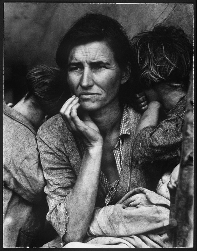 38 Культовое фото сборщицы гороха, матери семерых детей, которая с тревогой смотрит на надвигающуюся пыльную бурю (1936).