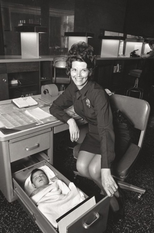 40 Женщина-полицейский в Лос-Анджелесе присматривает за брошенным младенцем, уложив его в ящике своего стола (1971). Источник: reddit.com