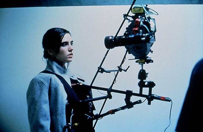 4 Фильм "Реквием по мечте". К телу актрисы Дженнифер Конелли прикреплена камера SnorriCam.