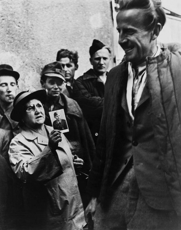 42 Мать в попытке отыскать своего сына показывает его фотографию возвратившимся военнопленным (Вена, 1947). Источник: Эрнст Хаас