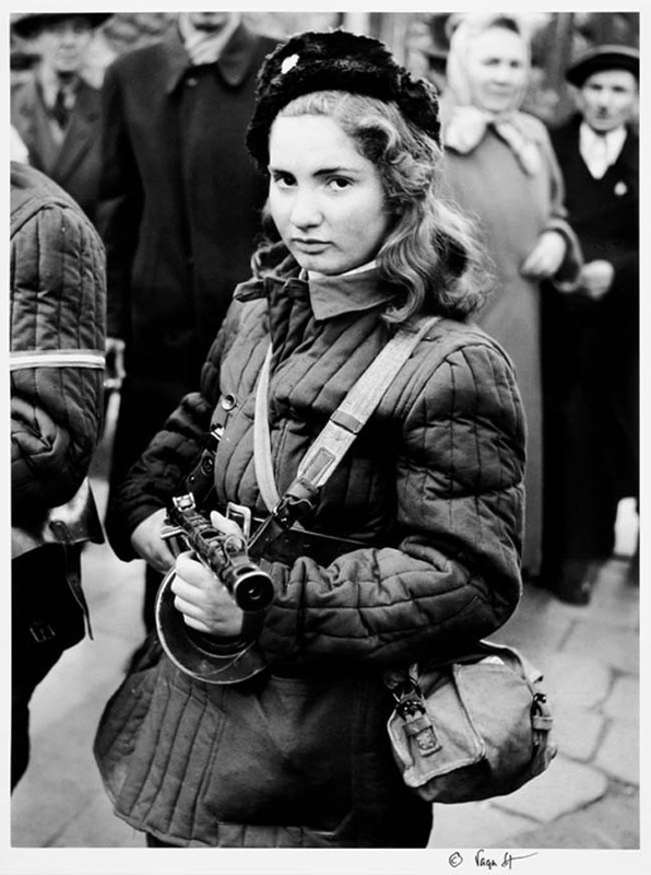 44 Эрика – 15-летний венгерский борец за свободу, которая сражалась против Советского Союза (октябрь 1956). Источник: reddit.com