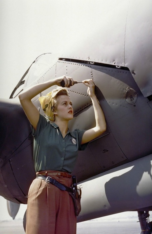 45 Сотрудница Lockheed обслуживает самолёт P-38 Lightning (Бербанк, Калифорния, 1944). Источник: reddit.com