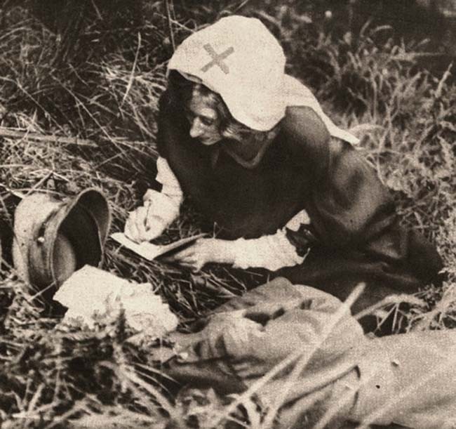 46 Медсестра Красного Креста записывает последние слова британского солдата (1917).